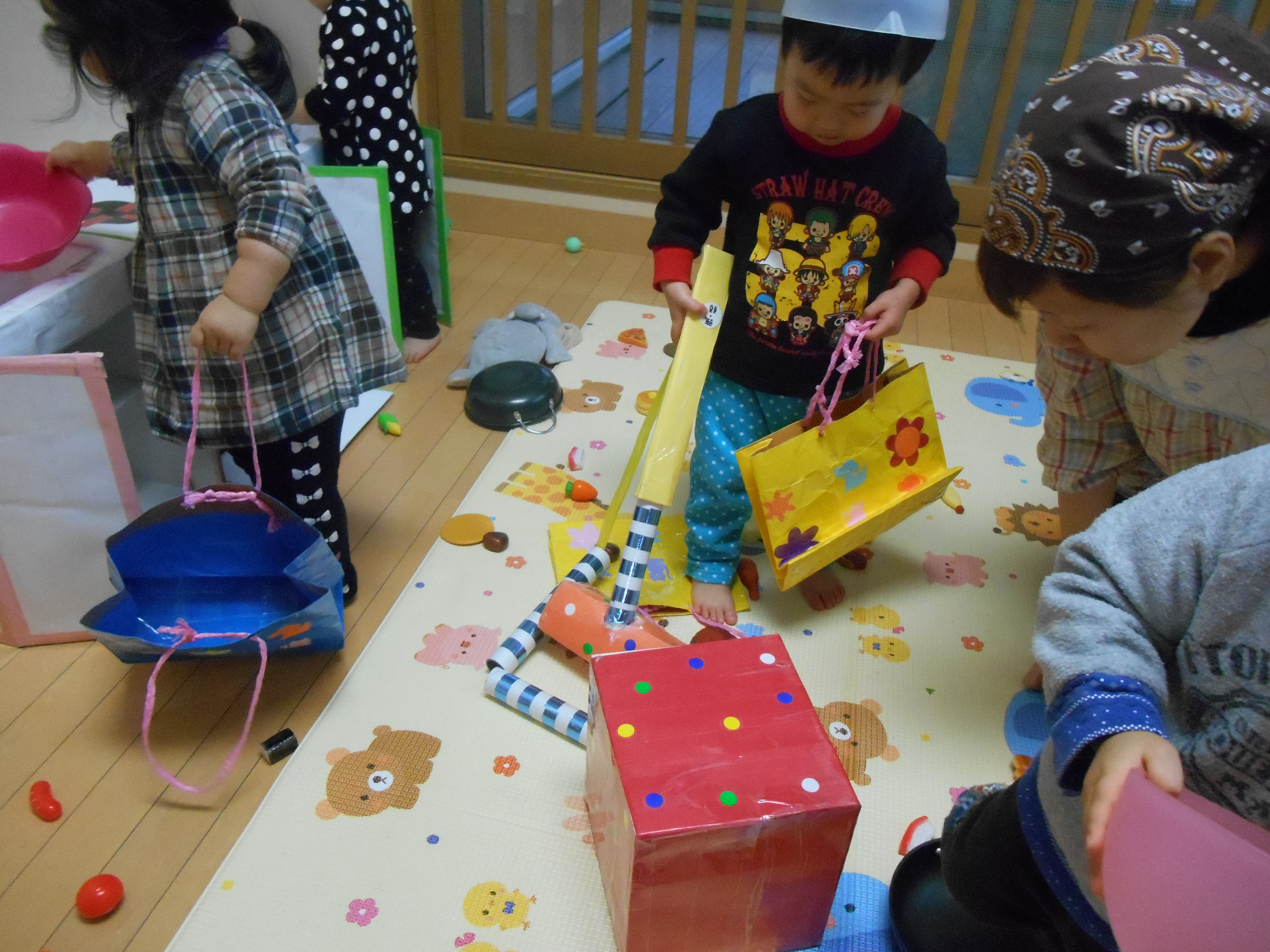 手作り玩具で遊んだよ★～赤組（1歳児）～ 鹿児島市 松青こども園